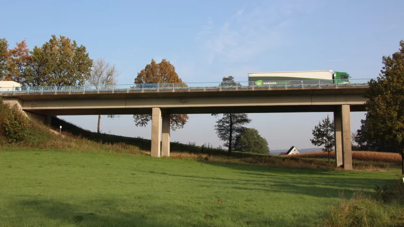 Die Passadetalbrücke wird komplett neu gebaut. 2030 könnte sie fertig sein. - © Archivfoto: Marlen Grote