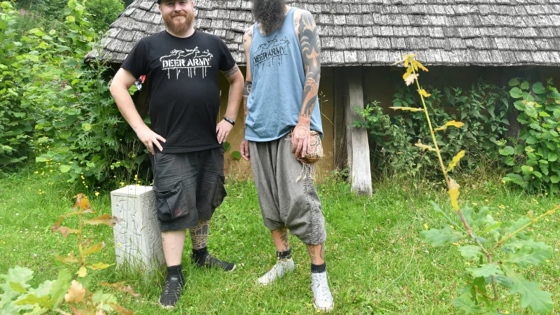 Deniz Turhan und Miggl Spyra haben die zweite Tattoo-Convention im Arch&auml;ologischen Freilichtmuseum organisiert. Foto: Gunter Held - &copy; Gunter Held