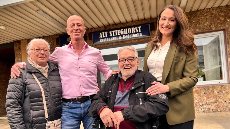 Gabriele Jakilski, Halil Oduncu, Leopold St&ouml;bich und Vlora Berisha vor dem "Alt Stieghorst" an der Stettiner Stra&szlig;e. - &copy; Eike J. Horstmann