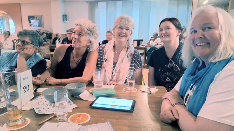 Haben Spa&szlig; am R&auml;tseln: Diana (v.l.). Birgit, Martina, Manuela und Silke sind bis kurz vor Ende an der Spitze und werden dann doch noch &uuml;berholt beim Kneipenquiz im Kastanienkrug. - &copy; Sibylle Kemna