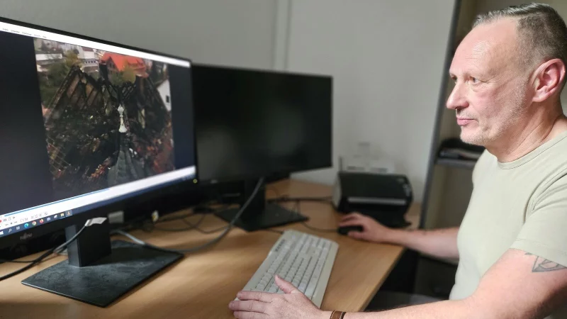 Achim Tietz, Erster Kriminalhauptkommissar und Leiter des f&uuml;r Brandermittlungen zust&auml;ndigen Kriminalkommissariats 1, zeigt Archivmaterial von einem der verheerendsten Br&auml;nde, die sich in den vergangenen Jahrzehnten in Lippe abgespielt haben Im Nobember 1995 starben neun Menschen, als die ehemalige Obdachlosenunterkunft in Detmold in Flammen stand. - &copy; Janet K&ouml;nig