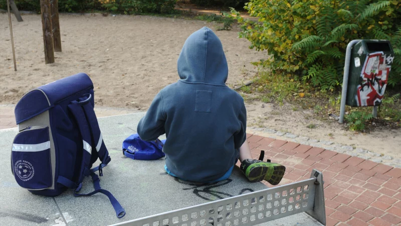 Einige Kinder und Jugendliche bleiben dem Unterricht fern. Ein Problem, dass laut Experten in Deutschland zunimmt. - © picture alliance / Jens Kalaene/dpa-Zentralbild/dpa