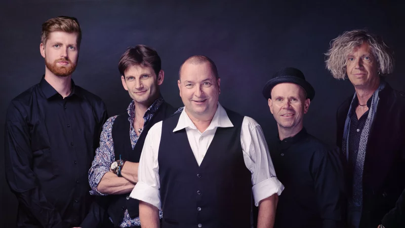 Die Coverband "True Collins" ist erstmals bereits vor sechs Jahren im Emmerauenpark aufgetreten. - &copy; Jan-Hendrik Boer