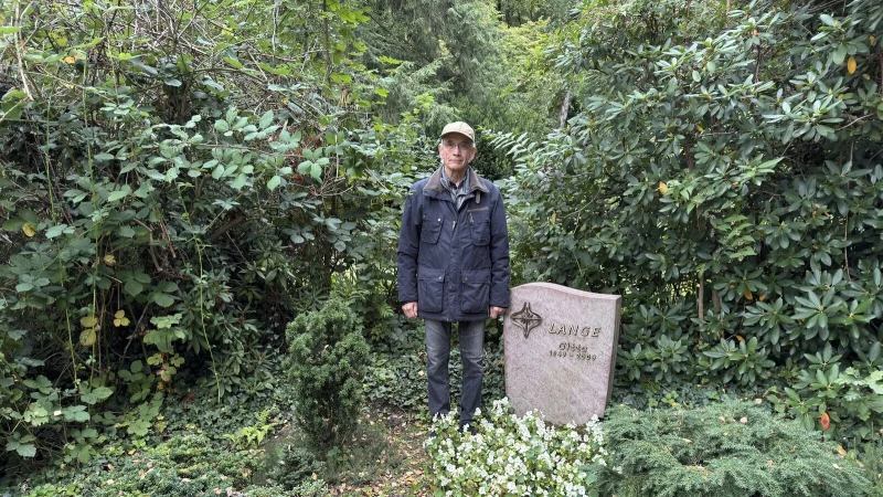 Ulrich Lange steht am Grab seiner Frau, die 2009 auf dem Obernberg-Friedhof beerdigt wurde. - &copy; Sven Kienscherf
