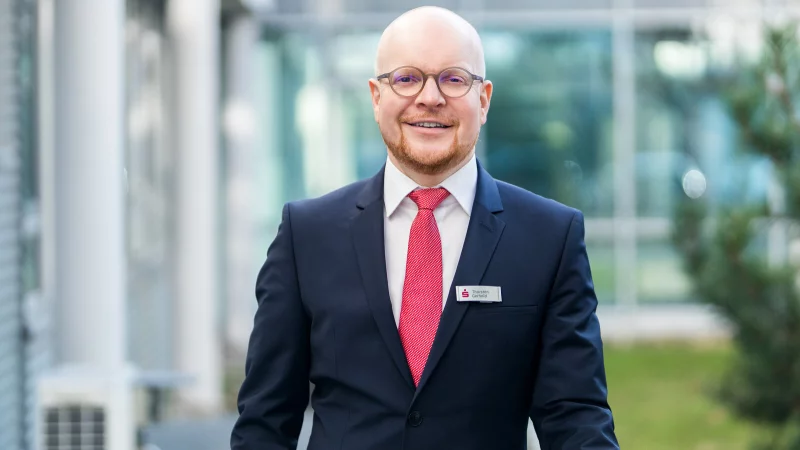 Ein Archivbild aus Sparkassen-Zeiten. Der Manager hat jetzt einen anderen Vorstandsposten. - © Sparkasse Herford