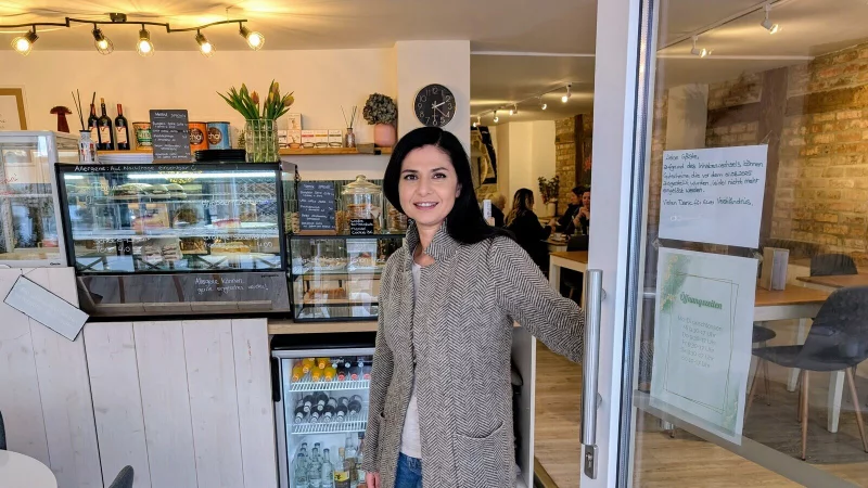 Gastronomin Sarah Henke im "Caf&eacute; Mia" in der Breiten Stra&szlig;e. - &copy; Annika Langhagel