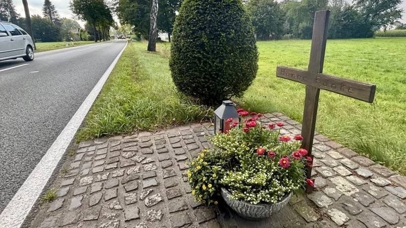 Das Gedenkkreuz an der Klausheider Straße in Hövelhof erinnert auch 31 Jahre nach dem Mord noch an Taxifahrer Hansi Funke. An diesem Ort wurde der Leichnam nach der Tat entdeckt. - © Jens Reddeker