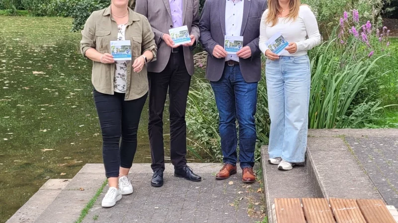 Arbeiten weiterhin zusammen: Linda Waldeyer und Markus Heidebrecht vom Zukunftsnetz Mobilit&auml;t NRW, B&uuml;rgermeister Friso Veldink und Sarah Frevert (von links). - &copy; Gemeinde D&ouml;rentrup