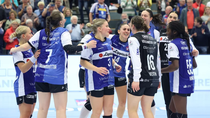 Laura R&uuml;ffieux (Mitte) mit ihren Teamkolleginnen. - &copy; Paul Cohen