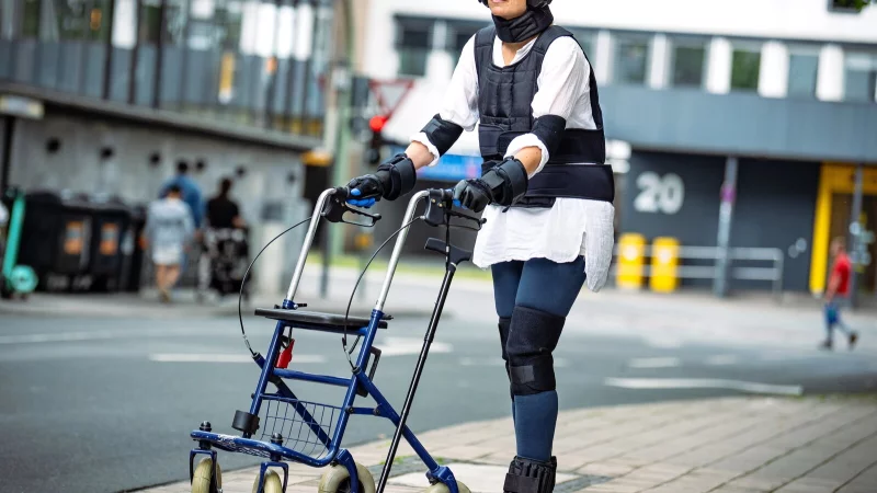 Greisin mit 43: Redakteurin Anneke Quasdorf testete anderthalb Stunden einen Alterssimulator &ndash; und hatte eigentlich schon nach 15 Minuten genug. - &copy; Barbara Franke