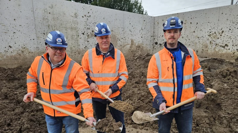 Dr. Stefan Brinker (von links), Martin Corbach und Thomas Klocke zeigen, was derzeit nach dem Waschen der Rüben getrennt wird: Erde, organisches Material und Sand. In das Zentrifugensystem der Zuckerfabrik hat Pfeifer & Langen 6 Millionen Euro investiert. - © Astrid Sewing