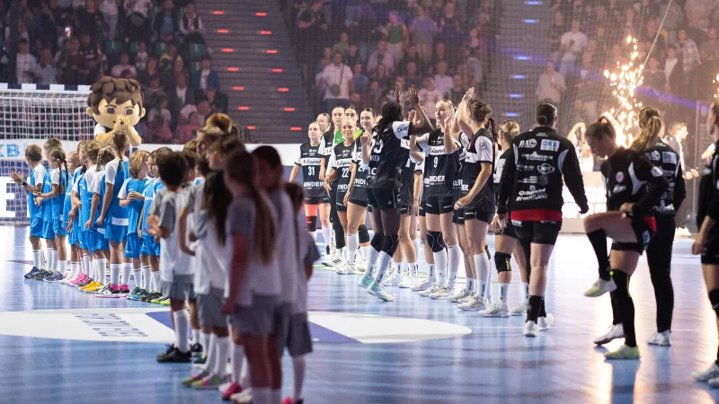 Eine besondere Atmosph&auml;re herrschte schon bei der Vorstellung der Spielerinnen im "SAP Garden". - &copy; Timon Peters