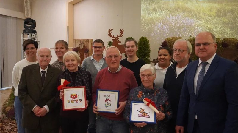 Die Preistr&auml;ger mit den Laudatoren, der Jury und B&uuml;rgermeister Marcus P&uuml;ster. - &copy; Gemeinde Schlangen