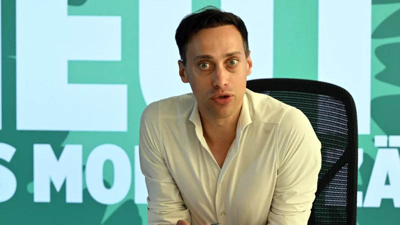 Grünen-Politiker Tim Achtermeyer: Er nutzt ganz bewusst die sozialen Netzwerke. - © Federico Gambarini/dpa