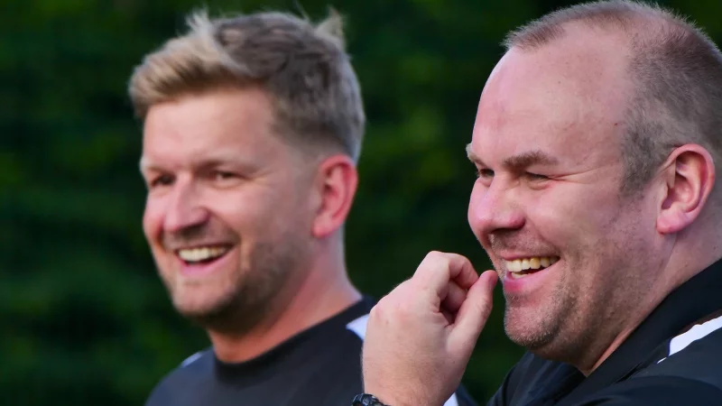 Sind mit den gezeigten Leistungen bislang zufrieden: Die Post-TSV-Trainer Andr&eacute; Schr&ouml;der (links) und Markus R&uuml;schenp&ouml;hler. - &copy; J&ouml;rg Hagemann