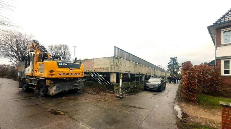 Die Abrissarbeiten an der Parkpalette am Bruchweg haben begonnen. - &copy; Katrin Kantelberg