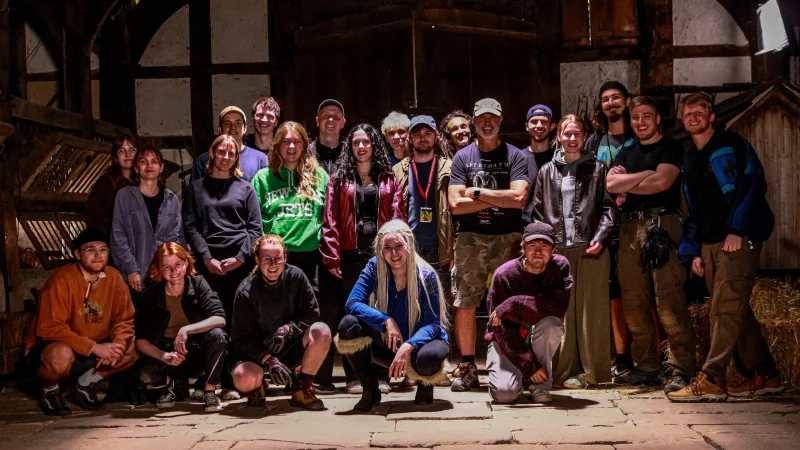 Johannes Schneider (zweiter von rechts) am Set mit seinem Team, ohne dass das Projekt nicht m&ouml;glich gewesen w&auml;re. - &copy; Harald Middendorf