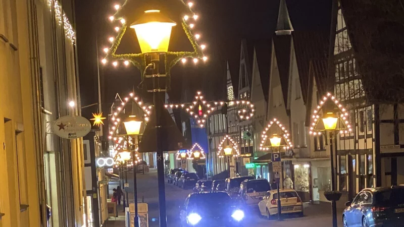 So idyllisch, wenn auch nicht so &uuml;ppig wie in diesem Beispiel in Blomberg, stellen sich die Schwalenberger ihre Weihnachtsbeleuchtung vor. - &copy; Dirk Stichnothe