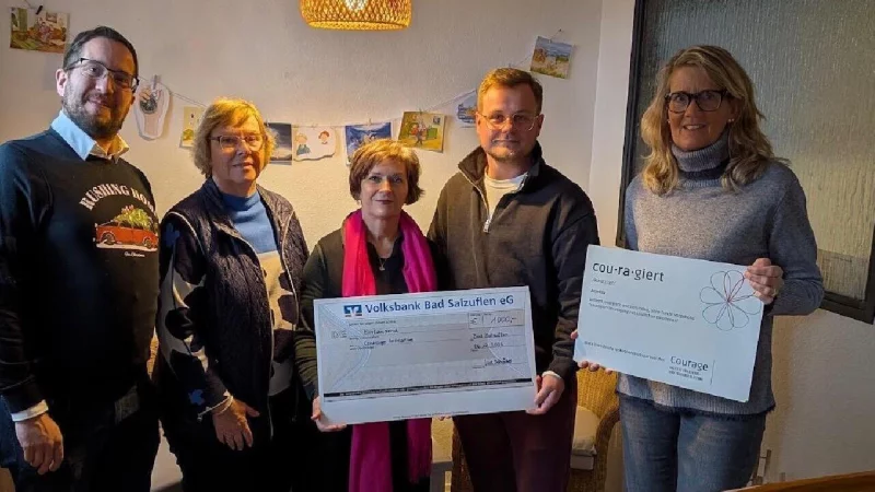 Marcel Nerger (von links), Eva Alvermann, Gitta Brandes, Jason Jochem und IW Pr&auml;sidentin Ina Schr&ouml;der bei der Spenden&uuml;bergabe. - &copy; Frank Peter