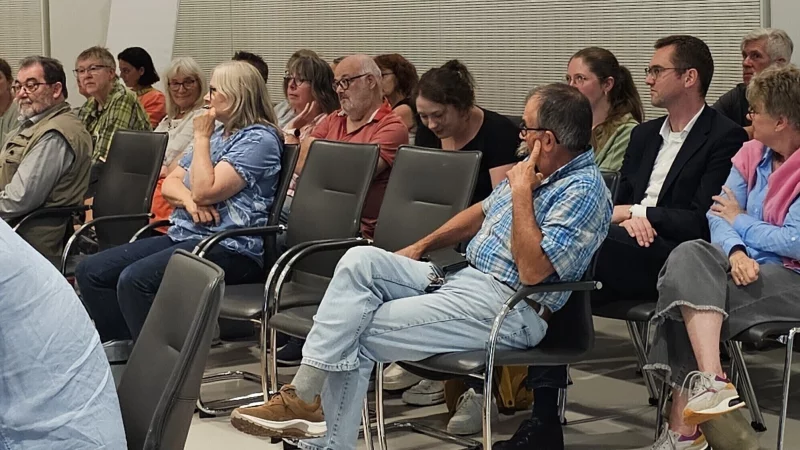 Bürgermeister Matthias Kalkreuter (mittlere Reihe hinten, Zweiter von rechts) verfolgte den Kreiswahlausschuss als Zuschauer. Nach der Abstimmung stand fest, dass Uwe Detert (AfD) nicht als Kandidat zugelassen wird. Das könnte ein juristisches Nachspiel haben. - © Astrid Sewing