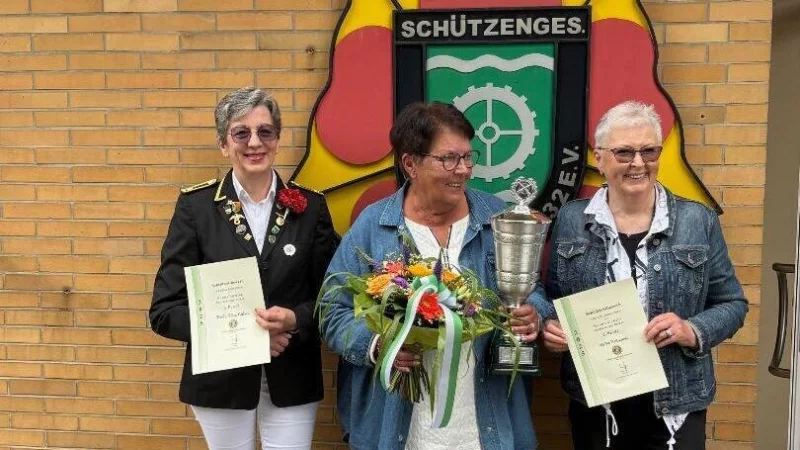 Waltraud Benkel (Mitte) grüßt als Siegerin des Hanna-Richter-Pokals. Mit im Bild sind Doris-Rita Göbel (links, Rang drei) und Ulrike Heitmann (Platz zwei). - © Schützen Schötmar