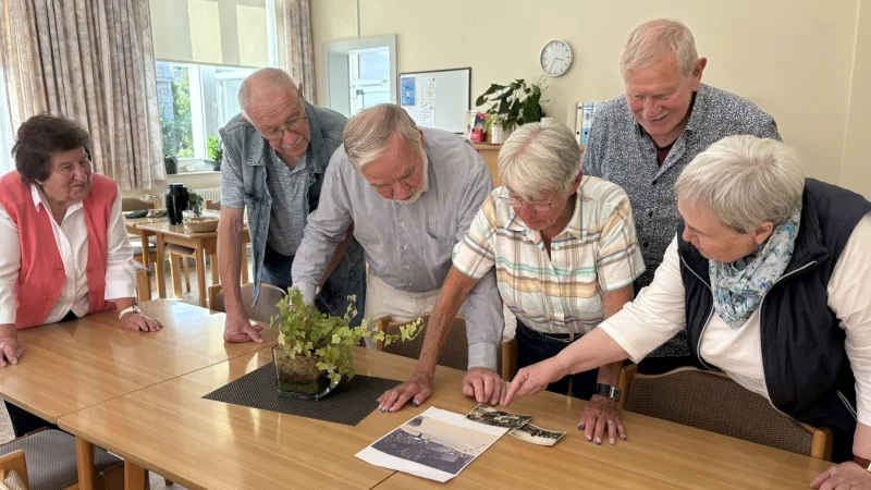 Margot Brenker (von links), Karl Drexhage, Lothar Fischer, Christel Dammler, Wilfried Meier, und Ulrike Capelle (Vorsitzende der AWO) schauen sich gemeinsam alte Fotos an. - &copy; Jan Schillmann