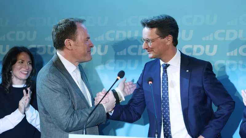 NRW-Ministerpr&auml;sident Hendrik W&uuml;st (CDU/rechts) freut sich mit dem wiedergew&auml;hlten D&uuml;sseldorfer Oberb&uuml;rgermeister Stephan Keller (CDU) &uuml;ber den Ausgang der Stichwahlen in NRW. - &copy; David Young/dpa