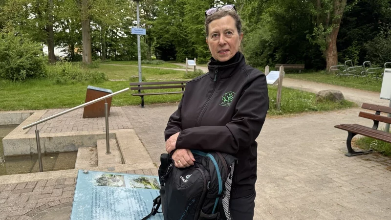 Maike Schnabel an einem ihrer Lieblingsorte in Bad Salzuflen, dem Kneipp-Becken im Landschaftsgarten. - &copy; Sven Kienscherf