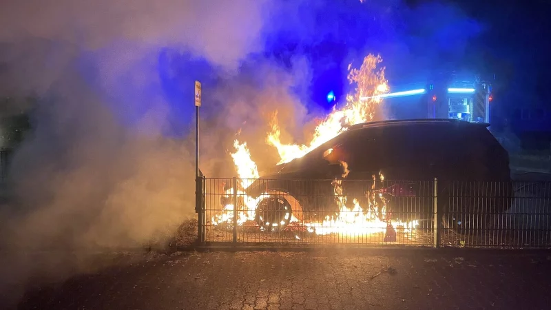 In der Lindenstraße ist ein Auto in Flammen aufgegangen. - © Feuerwehr Lage