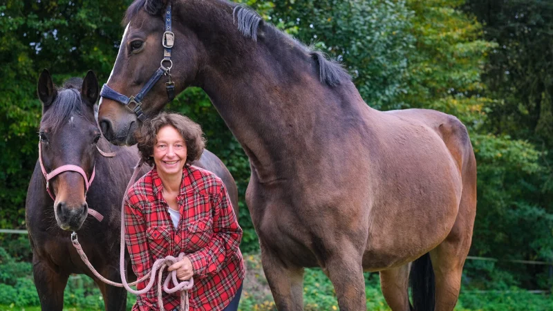 Jutta Benneker, die viele von der Bike-Arena (heute Schr&ouml;der Bikes) in Hiddenhausen kennen, ist an Darmkrebs erkrankt. Inzwischen hat sie sechs Chemotherapien hinter sich. Trotz allem blickt sie positiv nach vorne. Dabei helfen ihr vor allem ihre beiden Pferde Calimca und Cabbi. - &copy; Kathrin Weege