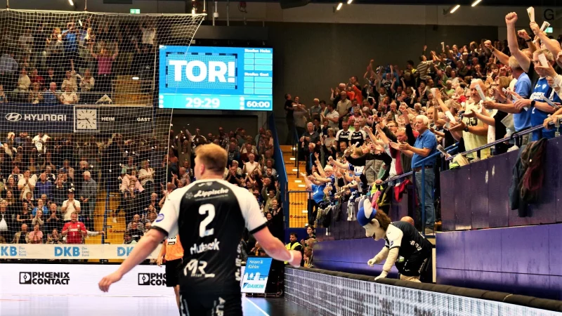 Saison beendet. Während die Fans bereits feiern, ist sich Lukas Hutecek nach seinem Treffer zum 29:29 seiner Gefühle noch nicht ganz sicher. - © Jörg Hagemann