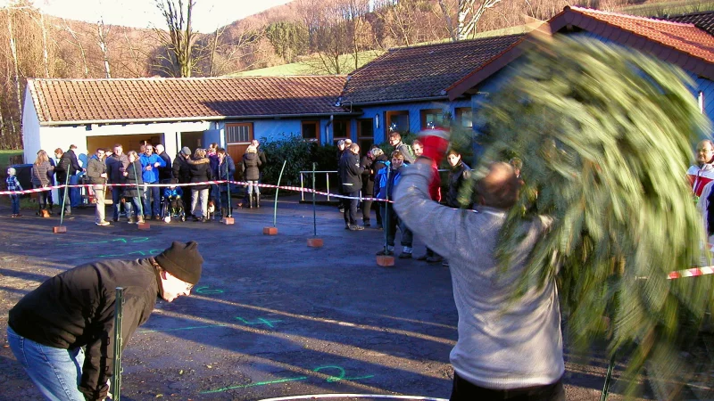 Beim Weihnachtsbaum-Weitwurf in Heidelbeck k&ouml;nnen Gro&szlig; und Klein antreten. - &copy; Archivfoto: Wulf Daneyko