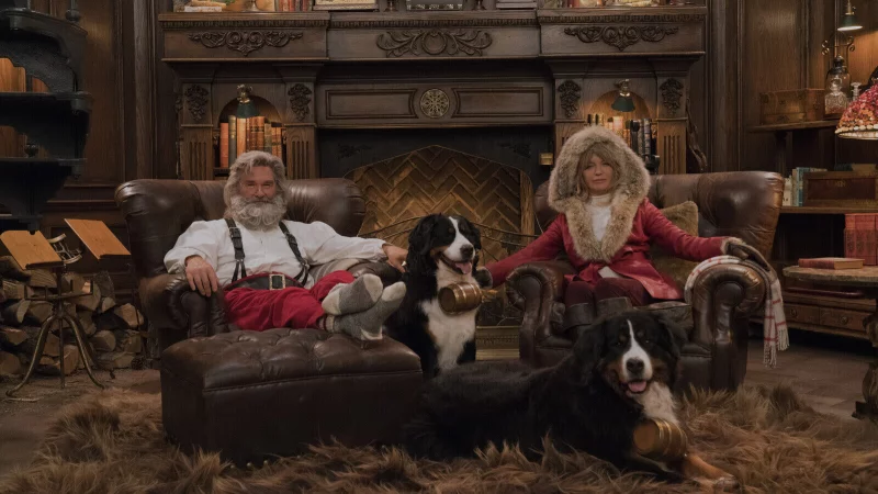 Kurt Russell als Santa Claus und Goldie Hawn als Mrs. Claus in einer Szene des Films "The Christmas Chronicles" (auf Netflix). Zur Weihnachtszeit machen es sich viele Lipper ebenfalls auf dem Sofa gem&uuml;tlich, um Weihnachtsfilme zu schauen. - &copy; picture alliance/dpa/Netflix | Michael Gibson
