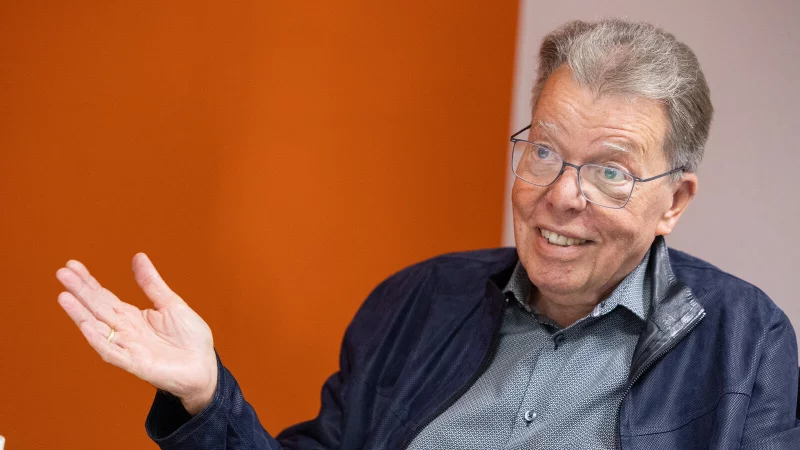 Dirk Ukena, hier beim Besuch der Lokalredaktion Bielefeld, feiert am 26. Juni seinen 80. Geburtstag. - &copy; Oliver Krato