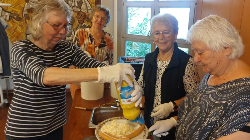Anna Maria Auerbach (von links), Christine Grytz, Marlies Knieper und Gerda Mudlaff engagieren sich ehrenamtlich beim Mittagstisch in Detmold. - &copy; Michaela Wei&szlig;e