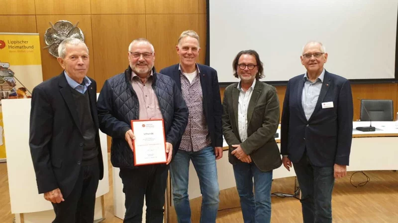 Heimatbundvorsitzender Dr. Albert Hüser gratuliert Holger Becker, Klaus Rauhaus, Peter Lüssem und Willi K. Schirrmacher (von links). - © Dorfgemeinschaft Wendlinghausen