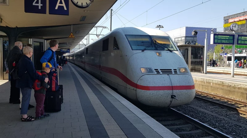 Ein ICE der Deutschen Bahn hält im Bielefelder Bahnhof: Vom 6. bis 13. Juni 2025 wird es dieses Bild nicht geben – alle Fernverkehrszüge zwischen Hamm und Hannover werden umgeleitet. - © picture alliance / teutopress
