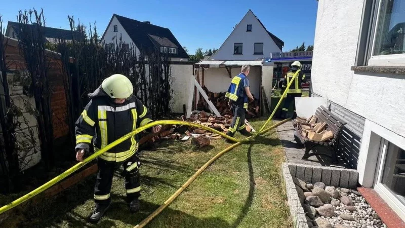 Die Feuerwehr Extertal hat die Hecke gelöscht. - © Löschzug Bösingfeld