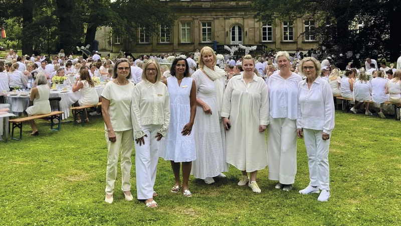 Im Palaisgarten hatte das Dinner in Wei&szlig; ein passendes Ambiente. - &copy; Soroptimist Club