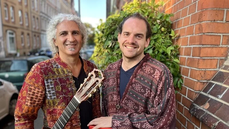 Omid Bahadori und Arne Dreske navigieren zwischen verschiedenen Musikstilen aus aller Welt. - &copy; Bildrechte: Omid Bahadori/Arne Dreske