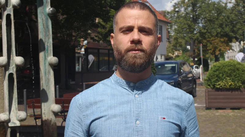 Hassan Alabbasi hat alle Dokumente eingereicht, noch bevor der Bundestag den Familiennachzug ausgesetzt hat. Seine Familie kann er jetzt fr&uuml;hestens 2027 wiedersehen. - &copy; Jan-Henrik Gerdener