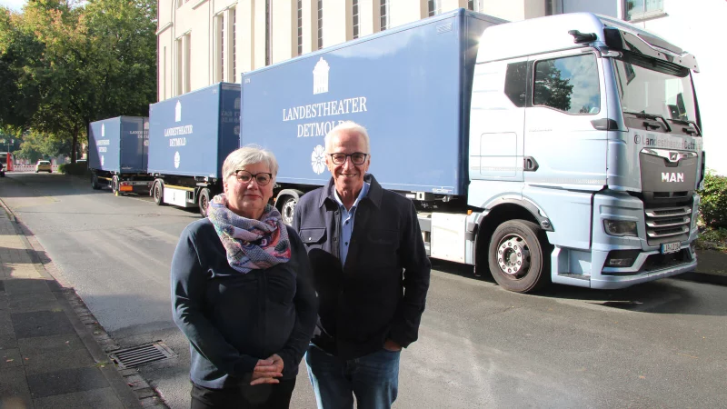 Mit gro&szlig;en Lkws geht das Landestheater auf NRW- und Deutschlandtour. Gastspielreferentin Birgit Reiher und Betriebsdirektor Rainer Worms k&uuml;mmern sich in der Spielzeit 2025/26 um die Gastauftritte. - &copy; Jana Beckmann