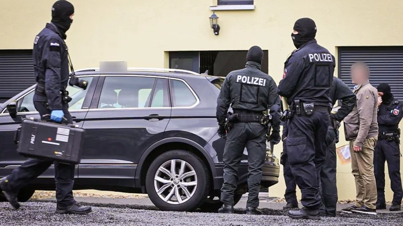 Hildesheim: Polizisten sind bei einem Einsatz zu sehen. Terror-Ermittler gehen in drei Bundesl&auml;ndern gegen mehrere Beschuldigte wegen der Bildung einer mutma&szlig;lich rechtsradikalen bewaffneten Gruppe vor. - &copy; --/dpa