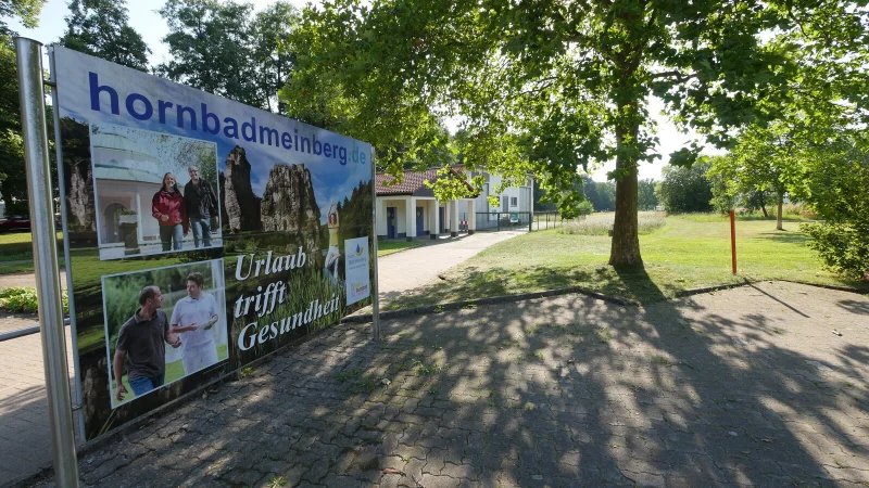 Hier, direkt neben dem Heinrich-Drake-Platz an der Werre, soll der Parkplatz und Eingangsbereich des Neubaus der Grundschule Bad Meinberg entstehen. - © Archivfoto: Jost Wolf