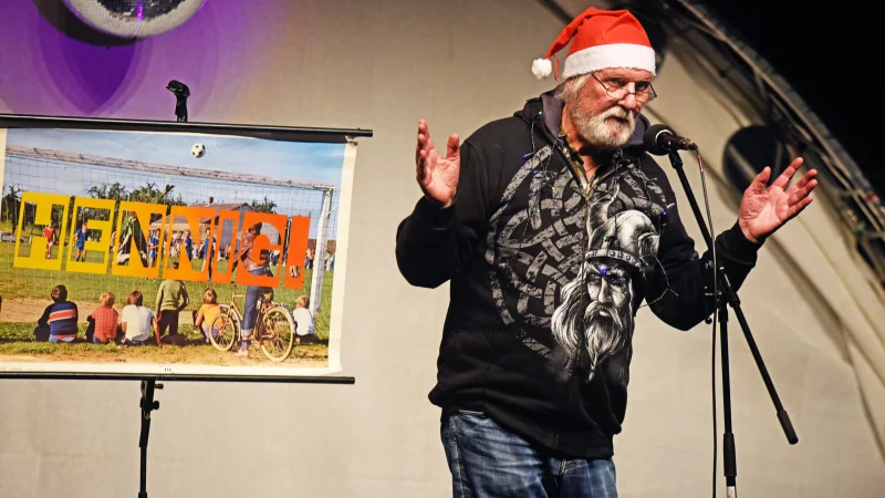 Veranstalter Hartwig Kopp-Delaney er&ouml;ffnet den Abend - &copy; Nicole Ellerbrake