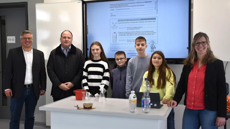 Schulleiter Michael Hanke und B&uuml;rgermeister Christoph Dolle lassen sich von Sch&uuml;lern den neuen Chemieraum zeigen. - &copy; HVG