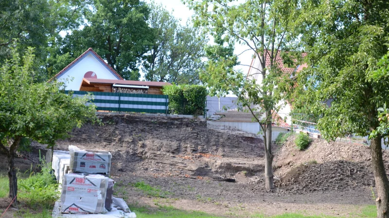 Die Vorbereitungen f&uuml;r den Bau Ponystall s&uuml;dlich der Stra&szlig;e Auf dem Buchhof haben begonnen, Baumaterial liegt bereit. Was ist da f&uuml;r ein Riesenloch in den alten Hang gebaggert worden, kritisierte im Bauausschuss Gr&uuml;nen-Ratsfrau Karola gro&szlig;e Burhof-Matern. Nun pr&uuml;ft der Kreis. - &copy; Joern Spreen-Ledebur
