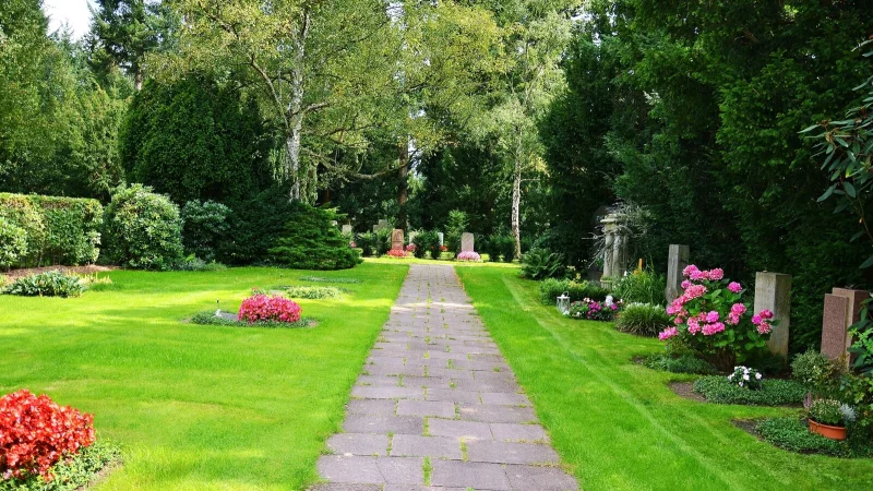 Wie und in welcher Grabform man bestattet werden möchte, hat einen erheblichen Einfluss auf die Bestattungskosten. - © pia-pictures - stock.adobe.com