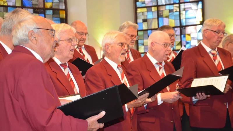 Vierstimmig erfreuten die S&auml;nger des MGV Leopoldsh&ouml;he unter der Leitung von Dominik Weidner auf ihrem Herbstkonzert mit harmonischem, ausdrucksvollem Chorgesang.
Foto: Sibylle Kemna - &copy; Sibylle Kemna