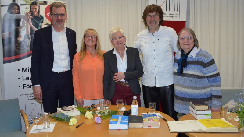 Klaus Drücker (von links), Christina Sievert, Elisabeth Webel, Gerd Borchers und Ursula Heer waren ganz Ohr. - © Fotorechte: Freunde und Förderer der Stadtbücherei Lemgo e.V.